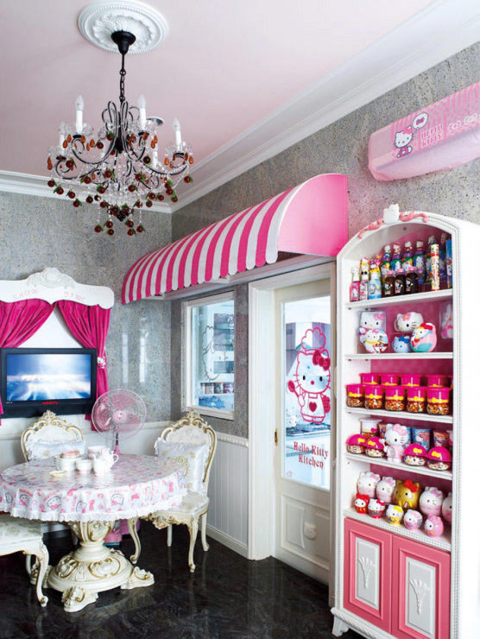 Rumah Tema Hello Kitty Dari Hiasan Sampai Furniture Serba Pink Dan