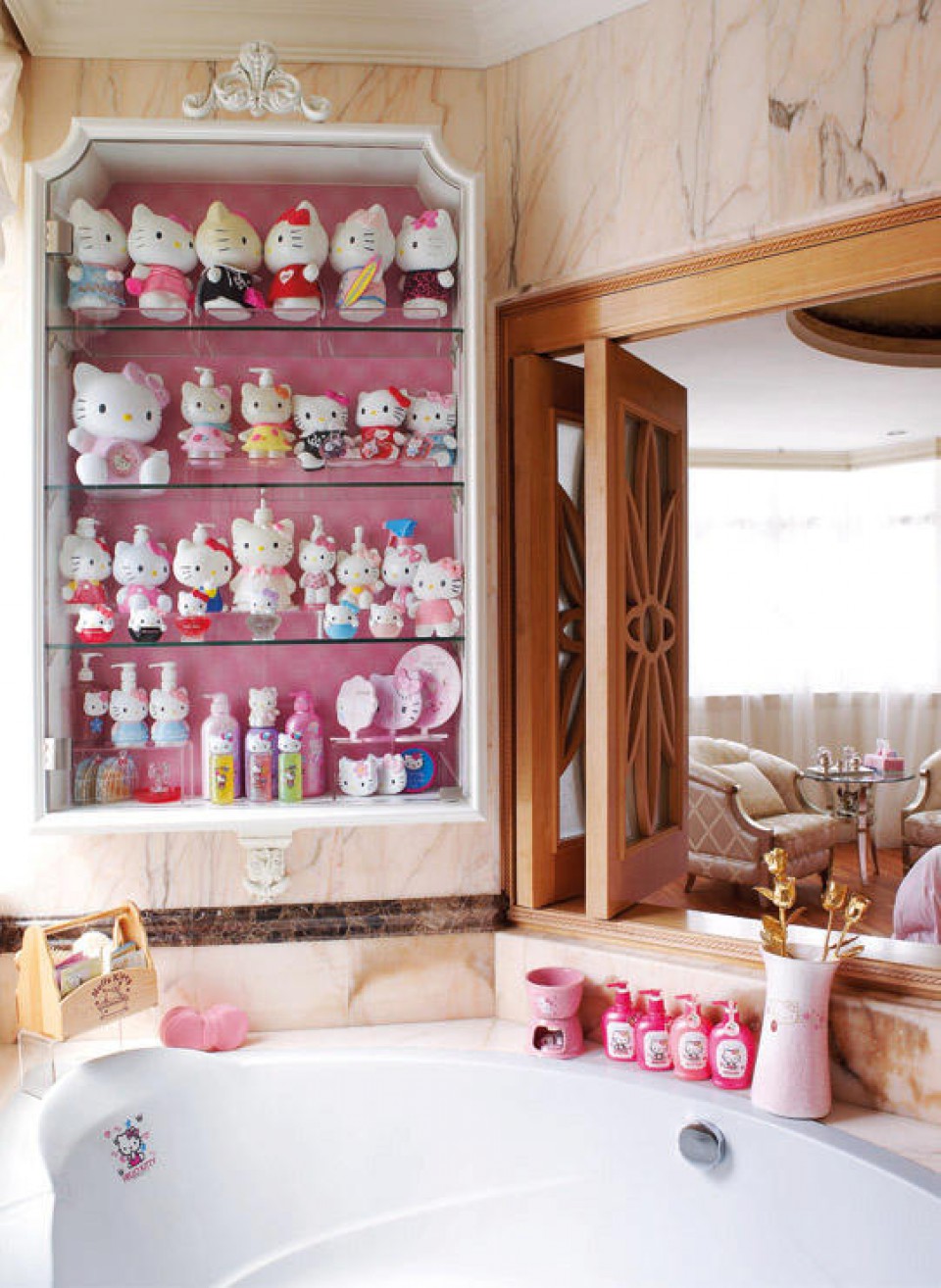 Rumah Tema Hello Kitty Dari Hiasan Sampai Furniture Serba Pink Dan Putih Ala Kucing Ikonik Sanrio Furnizing