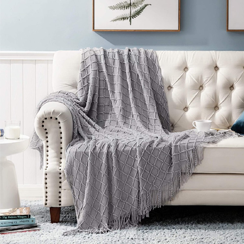Choosing a Throw Blanket for couch - Furnizing